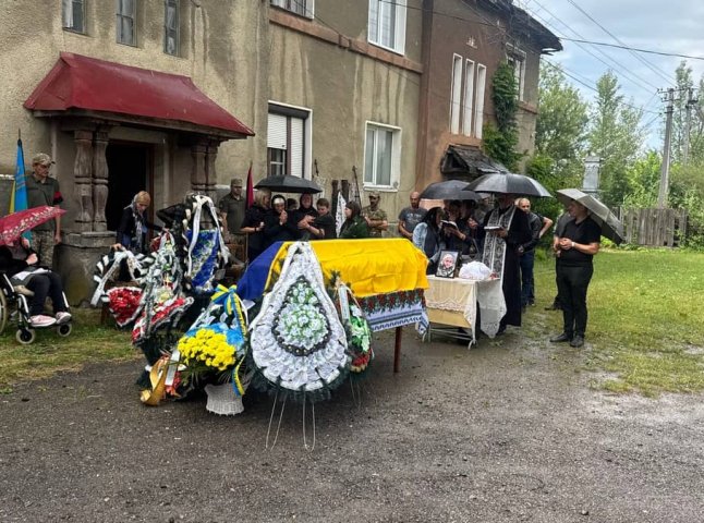На Закарпатті поховали захисника, який помер у лікарні від отриманих на війні поранень На Закарпатті поховали захисника, який помер у лікарні від отриманих на війні поранень