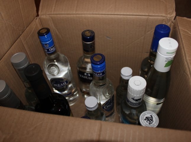 Мешканець Іршавщини зберігав вдома понад 10 тисяч пляшок сфальсифікованого алкоголю