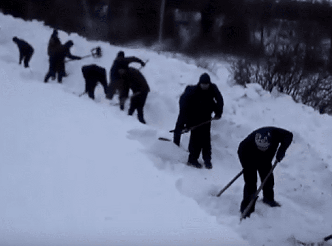 Мешканцям гірського села Брестів на Мукачівщині довелось самотужки прочищати дорогу: лопатами, у страшенний вітер і холод