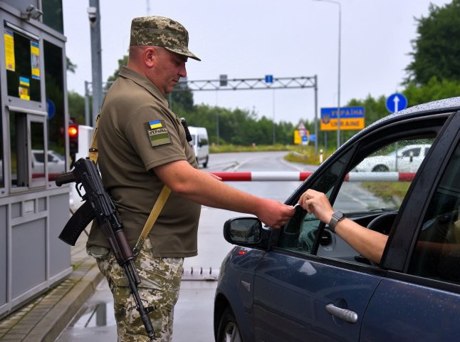 Чоловіків віком від 18 до 22 років вже почали випускати за кордон: які документи потрібні Чоловіків віком від 18 до 22 років вже почали випускати за кордон: які документи потрібні