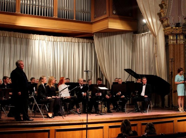 У Міжнародний день музики в Ужгороді виступив естрадно-духовий оркестр Закарпатської обласної філармонії