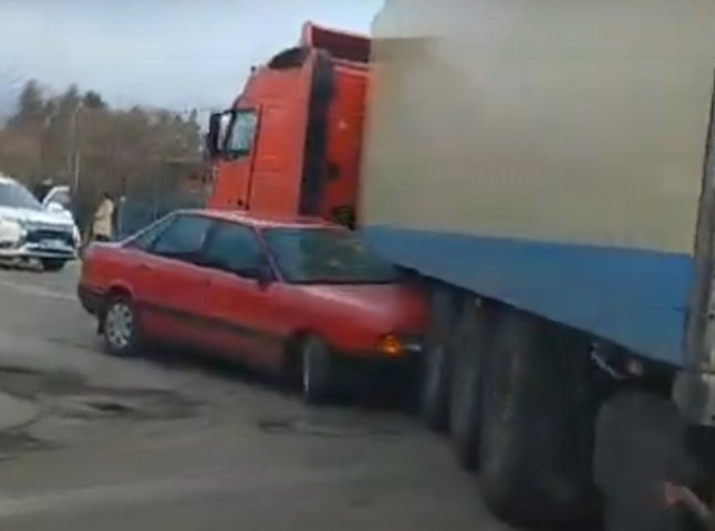 ДТП у Виноградові: легковик затисло під вантажівкою