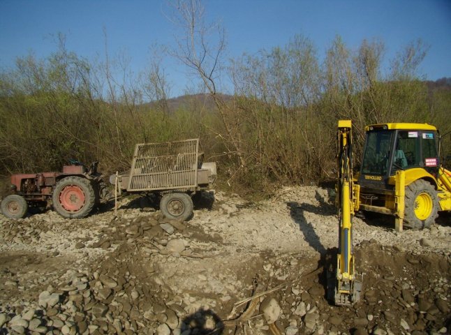 26-річний мешканець Тячівщини незаконно вантажив гравій