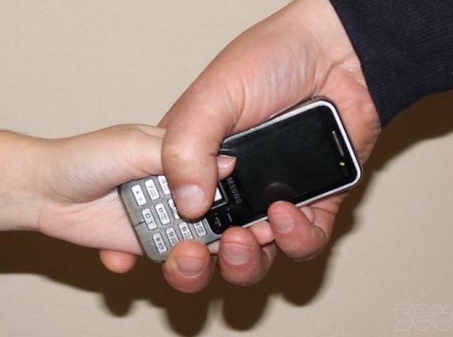 Поліція Мукачева розшукала викрадача мобільних телефонів