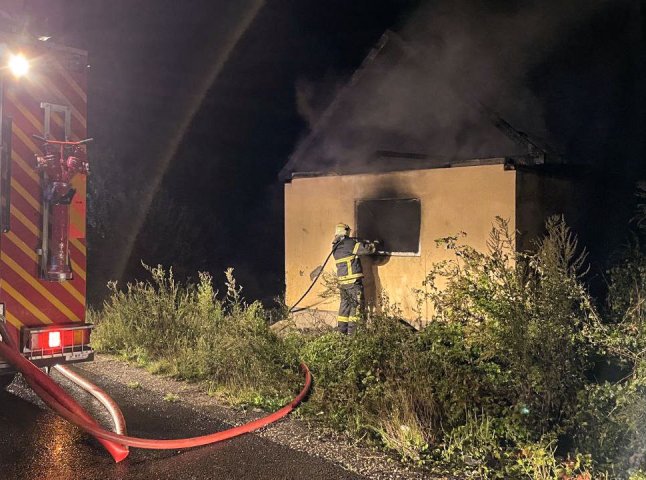 Рятувальники розповіли про пожежу, яку гасили вночі в Хусті