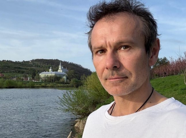 Святослав Вакарчук приїхав у Мукачево і замилував фотографіями на фоні сакур Святослав Вакарчук приїхав у Мукачево і замилував фотографіями на фоні сакур