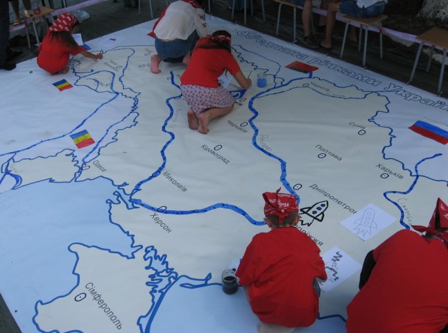 Діти Берегівщини малювали карту України, об’єднану річками (ФОТОФАКТ)