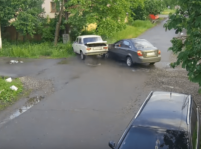Камера відеоспостереження зафіксувала момент зіткнення двох автівок у Виноградові