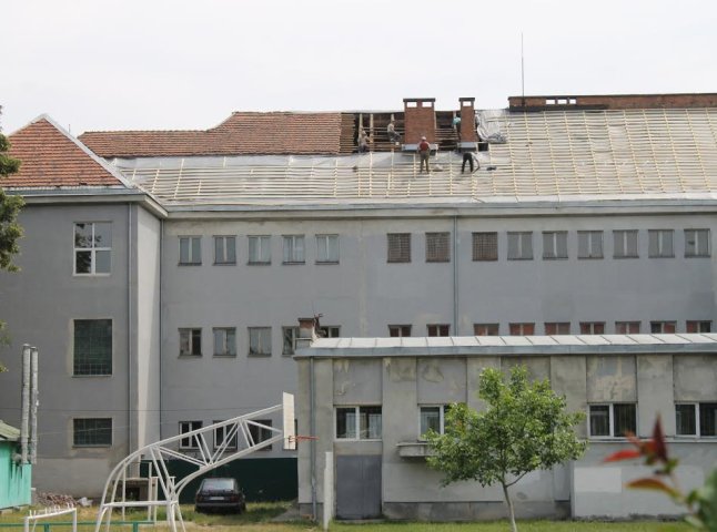 За сприяння благодійного фонду в Ужгородській ЗОШ №3 розпочали ремонтувати дах будівлі