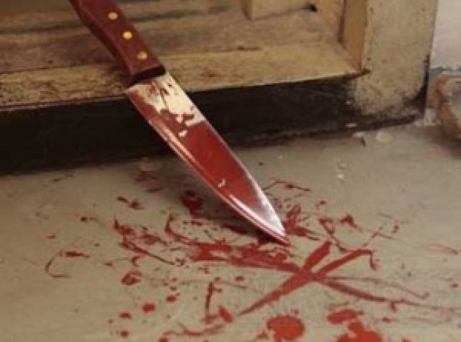 Під час сварки із чоловіком жінка встромила собі в живіт ножа
