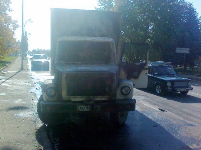 В Ужгороді під час руху загорілась вантажівка (ФОТО)
