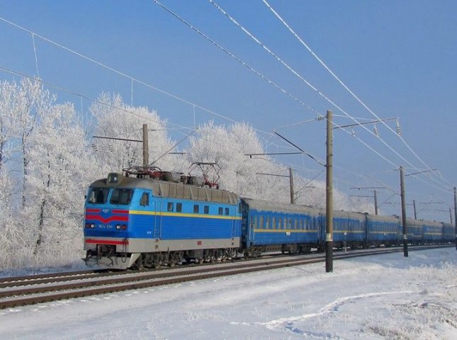 Пасажирський потяг Рахів – Київ застряг посеред поля