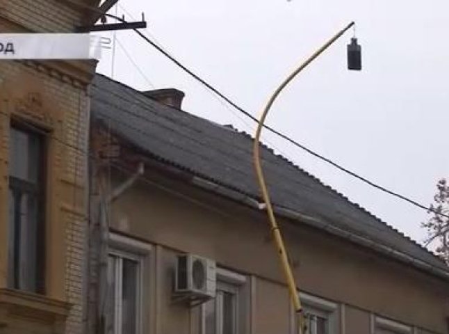 На вулиці Собранецькій в Ужгороді ліхтар впав на будинок