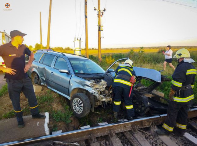 Рятувальники показали фото ДТП, в якій автівка потрапила під потяг
