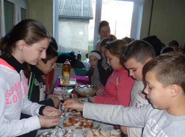Школярі Мужієва зібрали на благодійному ярмарку велику суму грошей (ФОТО)
