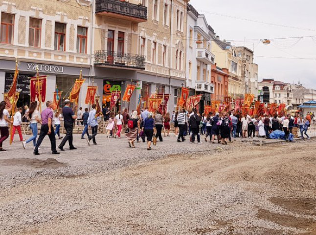 Вулицями Ужгорода пройшла процесійна хода з мощами Блаженного Теодора Ромжі