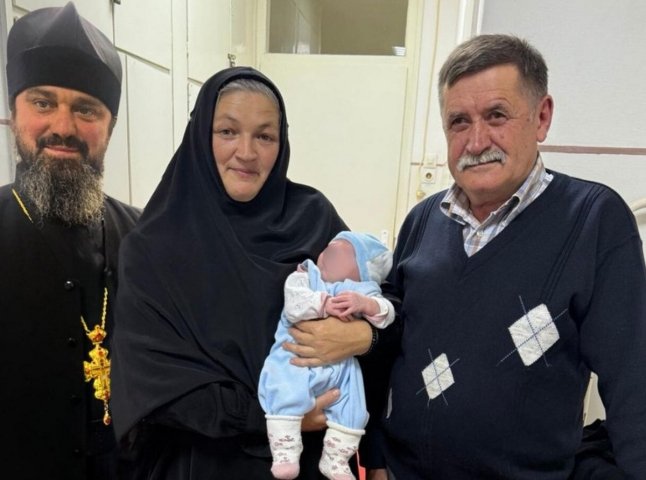 Немовля, яке у вересні покинули біля монастиря, хочуть всиновити Немовля, яке у вересні покинули біля монастиря, хочуть всиновити