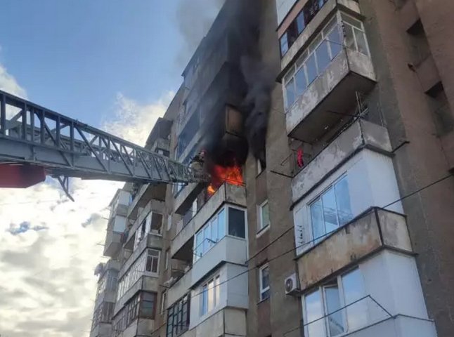 В Ужгороді горіла квартира. Рятувальники евакуювали 20 людей