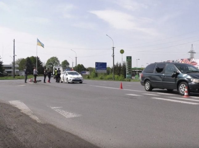 Чоловік пробив головою бокове скло: у Мукачеві біля поста ДАІ сталася аварія