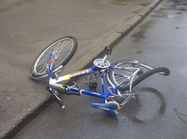 Виноградівські правоохоронці визначили особу водія, який збив велосипедиста і втік з місця ДТП