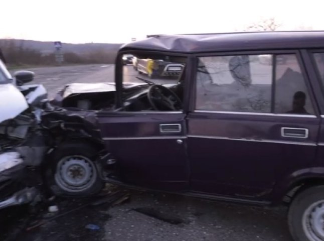 На Мукачівщині сталась ДТП: через нетверезого водія ледь не постраждали двоє дітей