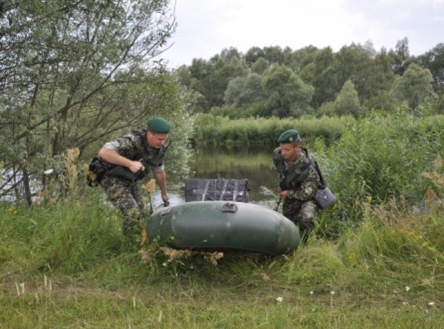 На гумовому човні троє закарпатців намагались переправити контрабандні сигарети за кордон