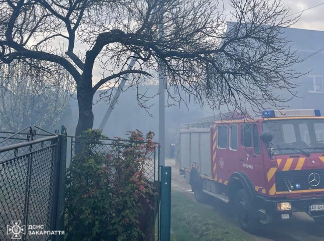 На Ужгородщині загорілася дровітня і пошкодила покрівлю будинку