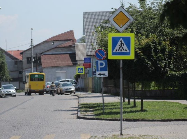 На вулицях Мукачева з’явилась майже сотня нових дорожніх знаків