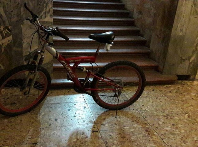 У Мукачеві патрульна поліція шукає власника велосипеда та ключів