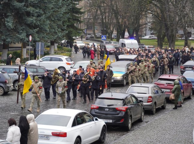 В Ужгороді поховали добровольця, який із перших днів війни захищав країну