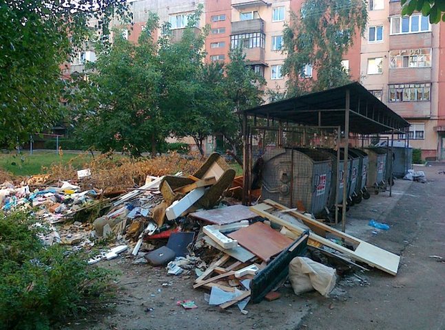 "АВЕ-Мукачево" зобов’язали прибрати сміття в кількох дворах мікрорайону Росвигово