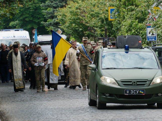Поховали закарпатця, який загинув, залишаючись до кінця вірним військовій присязі Поховали закарпатця, який загинув, залишаючись до кінця вірним військовій присязі