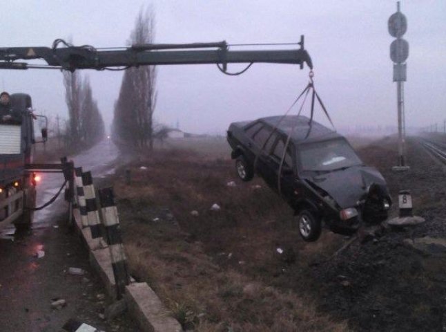 На залізничному перегоні на Виноградівщині водій автомобіля врізався у металеві стовпи