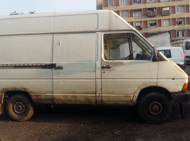 Ужгородські правоохоронці затримали крадіїв, які розібрали на запчастини крадений мікроавтобус