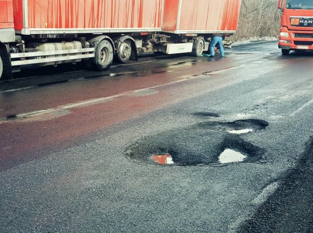Жахливий стан траси Київ-Чоп у межах Закарпаття: автодор обіцяє частково відремонтувати дорогу