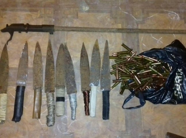 Чоловік приніс до поліції 9 ножів, карабінів та набоїв