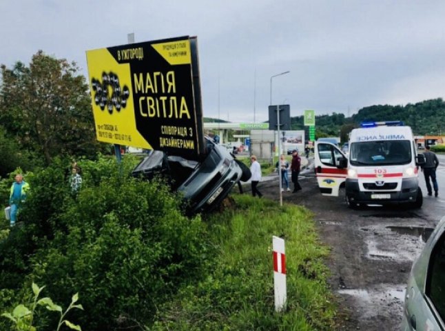 Жахлива ДТП біля Мукачева: "Mercedes" врізався в рекламний щит