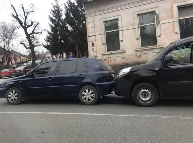 В Ужгороді зіткнулися три машини, – соцмережі