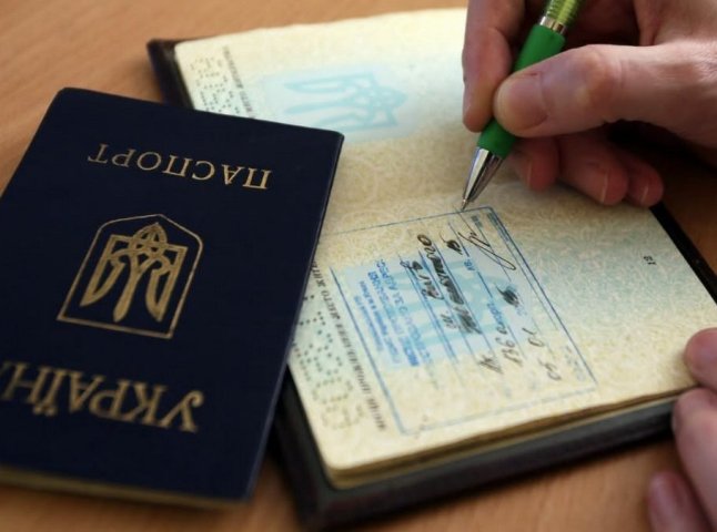 Якщо вашу вулицю перейменували: чи потрібно проставляти новий штамп у паспорті