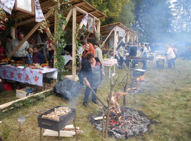 На Рахівщині із небувалим успіхом пройшов перший етно-фестиваль по приготуванню баранини на відкритому вогні