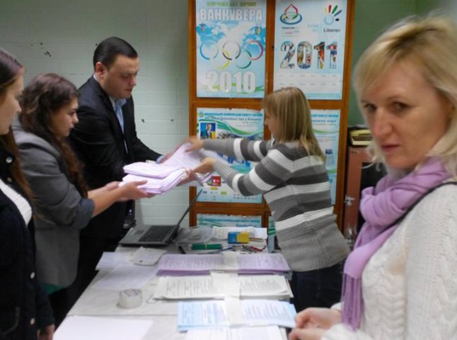 На одній із дільниць Ужгорода затрималось голосування