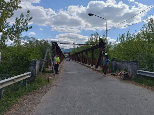 На Закарпатті міст «втомився» через фури, його перекрили