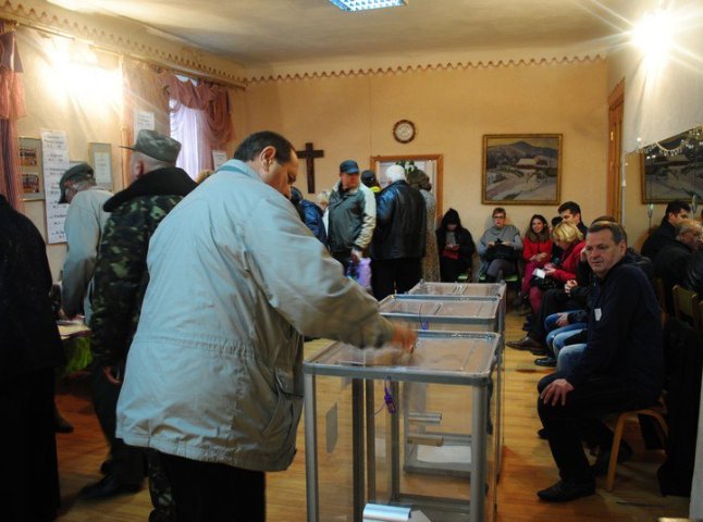 На виборчій дільниці у культурному центрі "Паланок" розпочався процес голосування
