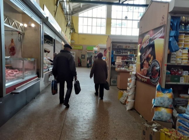 Суворий карантин: як зараз працює "Зелений базар" у Мукачеві