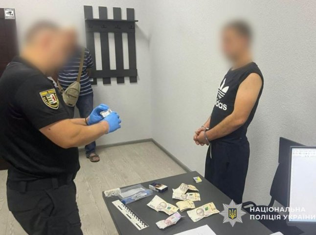 Військовий зі статусом СЗЧ вчинив розбій у кафе Мукачева: його оперативно затримали
