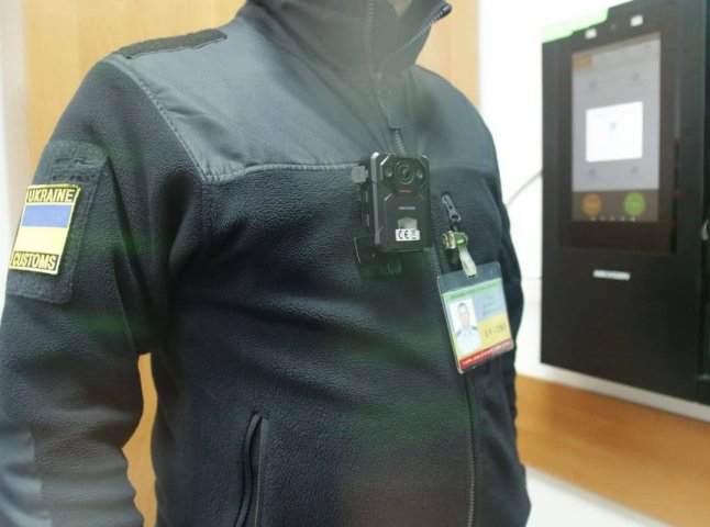 Тепер на формі цих працівників цілий день буде бодікамера: запроваджено нововведення Тепер на формі цих працівників цілий день буде бодікамера: запроваджено нововведення