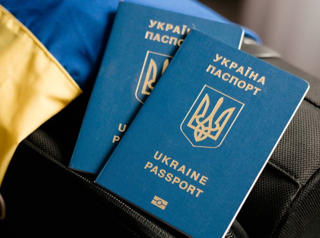 Із 1 січня 2024 року штрафуватимуть українців, які виїхали за кордон
