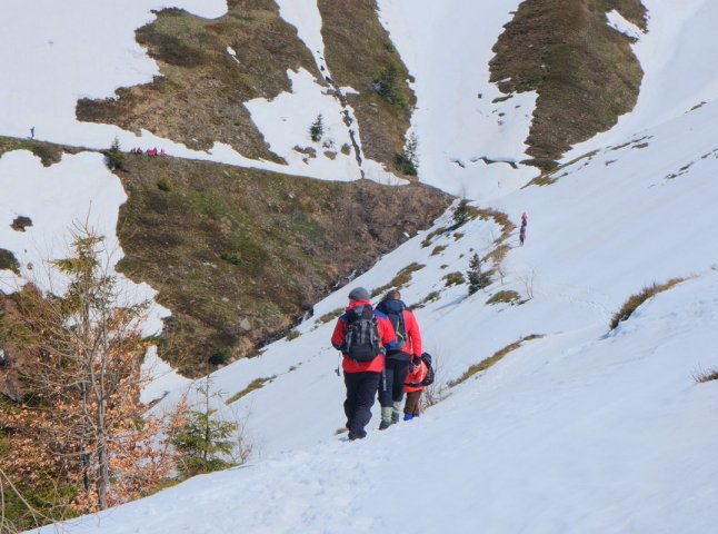 На Закарпатті добу шукають туристів, які пішли в гори кататись на снігоходах