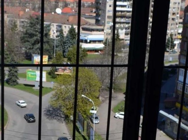 На багатостраждальній ужгородській 16-поверхівці з’явились решітки від самогубців (ФОТО)