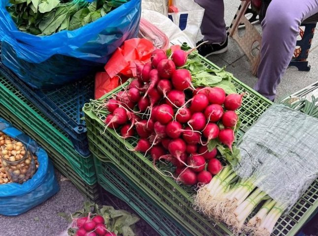 Рання городина заполонила ринки області, але ціни поки «кусаються»